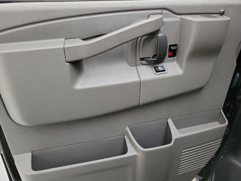 2025 GMC Savana Passenger LT - Photo 15