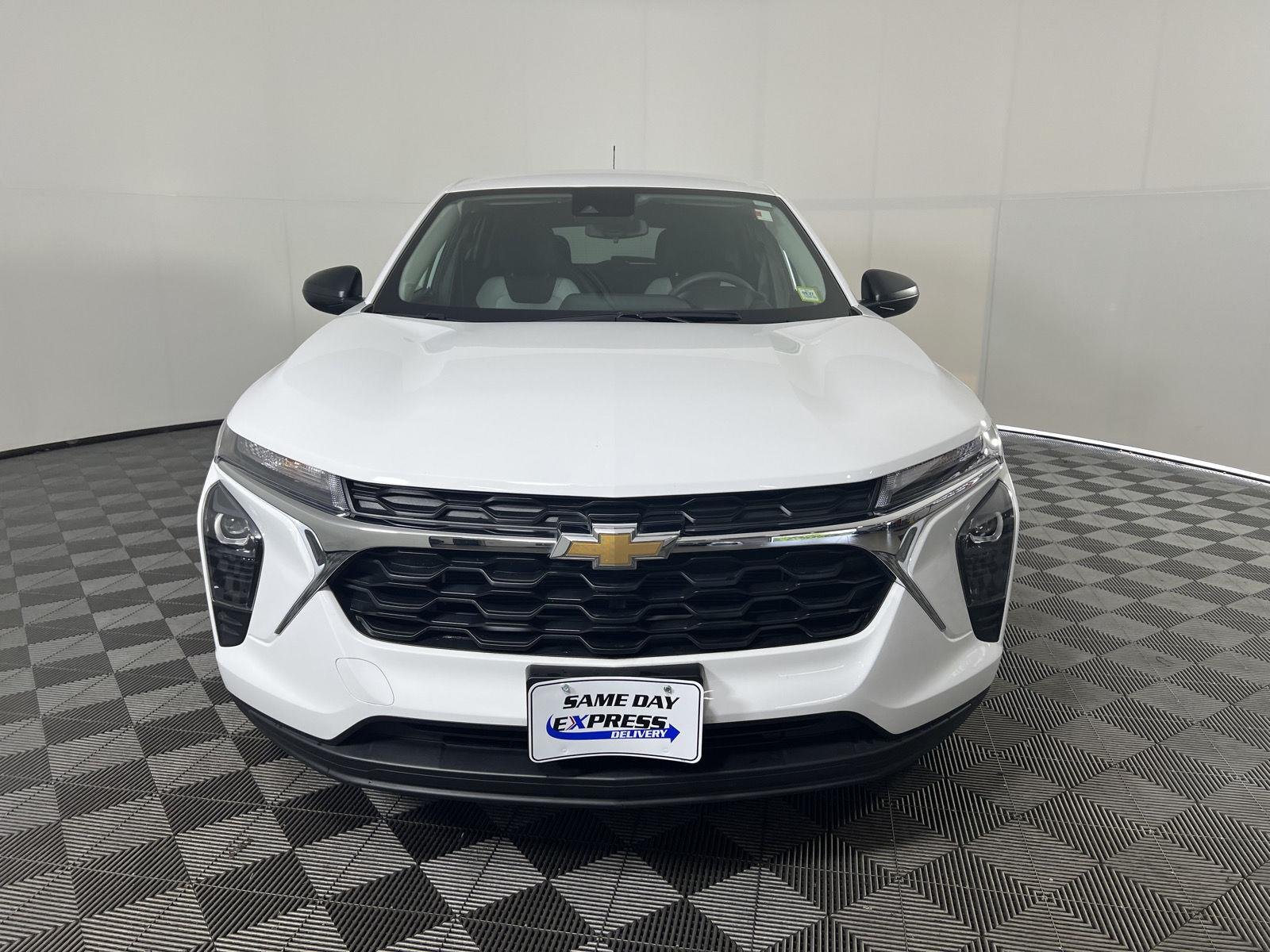 Used 2025 Summit White Chevrolet LS image 26