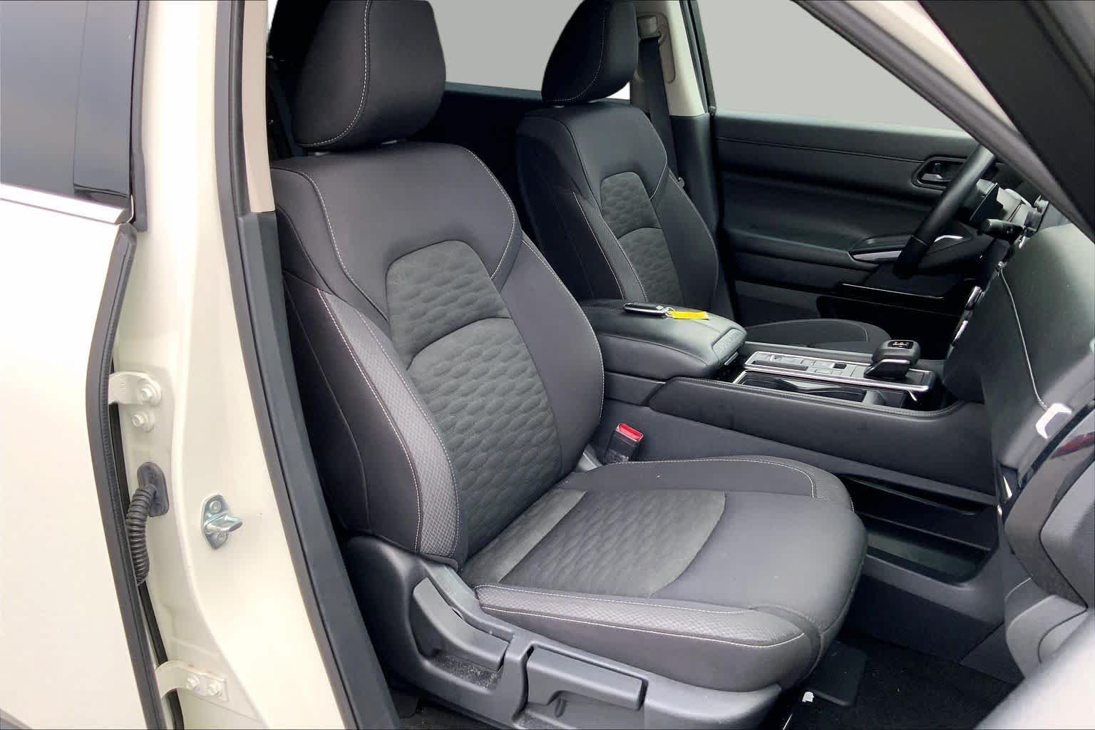 Used 2025 Glacier White Nissan SV image 8