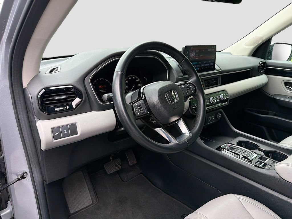 Used 2023 Lunar Silver Metallic Honda EX-L 7 Passenger image 8