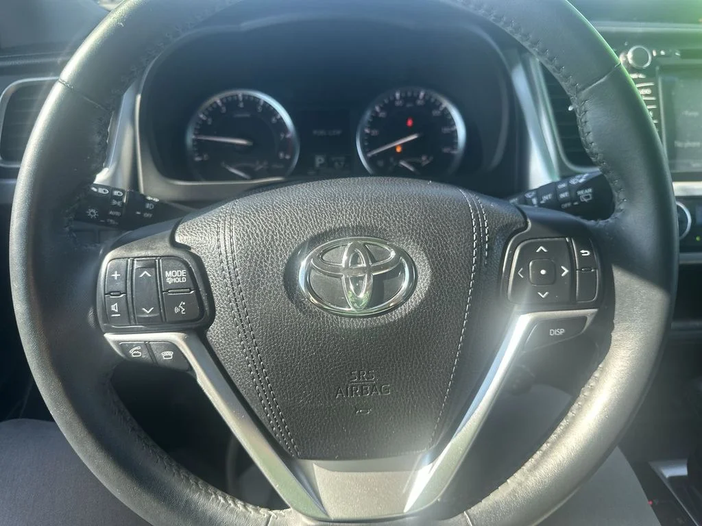 Used 2016 Silver Toyota LE V6 image 21