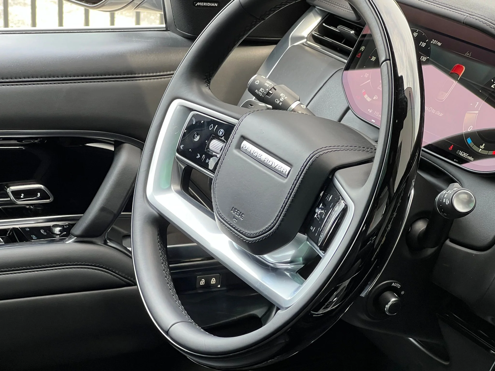 Used 2024 White Land Rover SE image 33