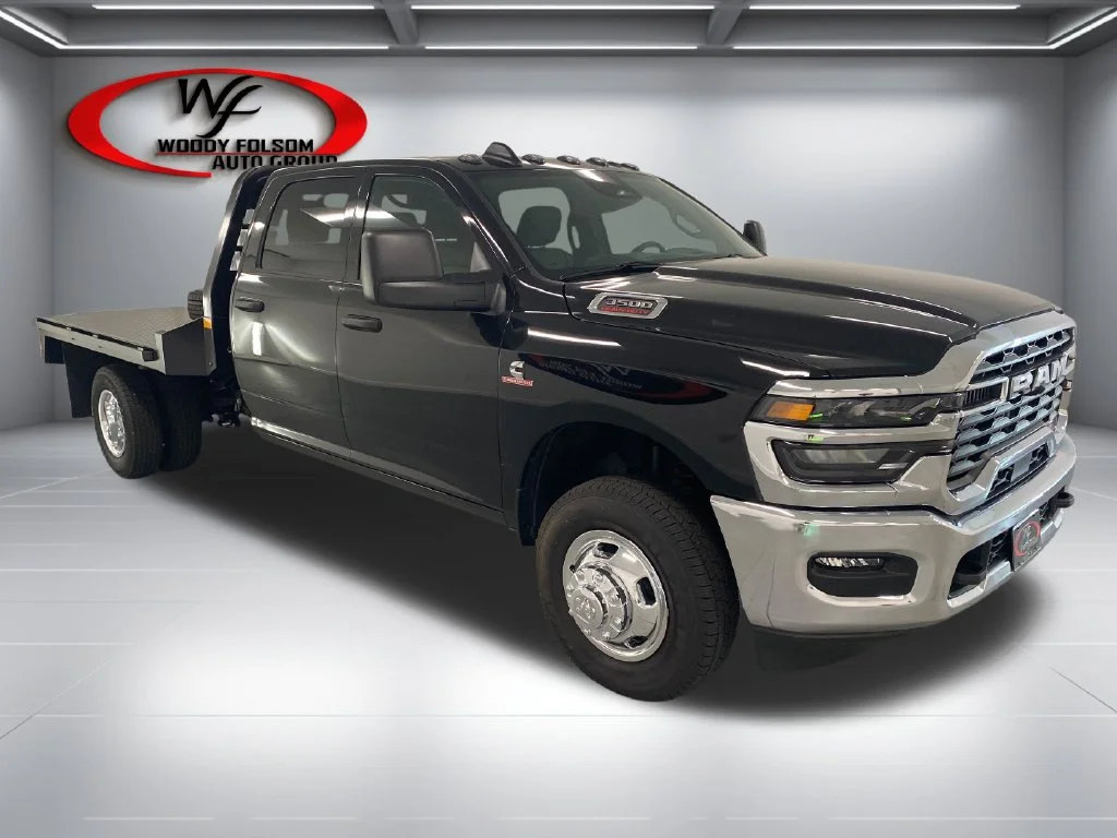 New 2026 Diamond Black Crystal Pearl-Coat Exterior Paint RAM Tradesman image 3