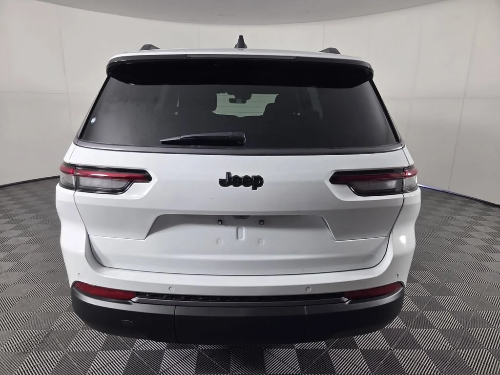 New 2026 Bright White Clear-Coat Exterior Paint Jeep Limited image 6