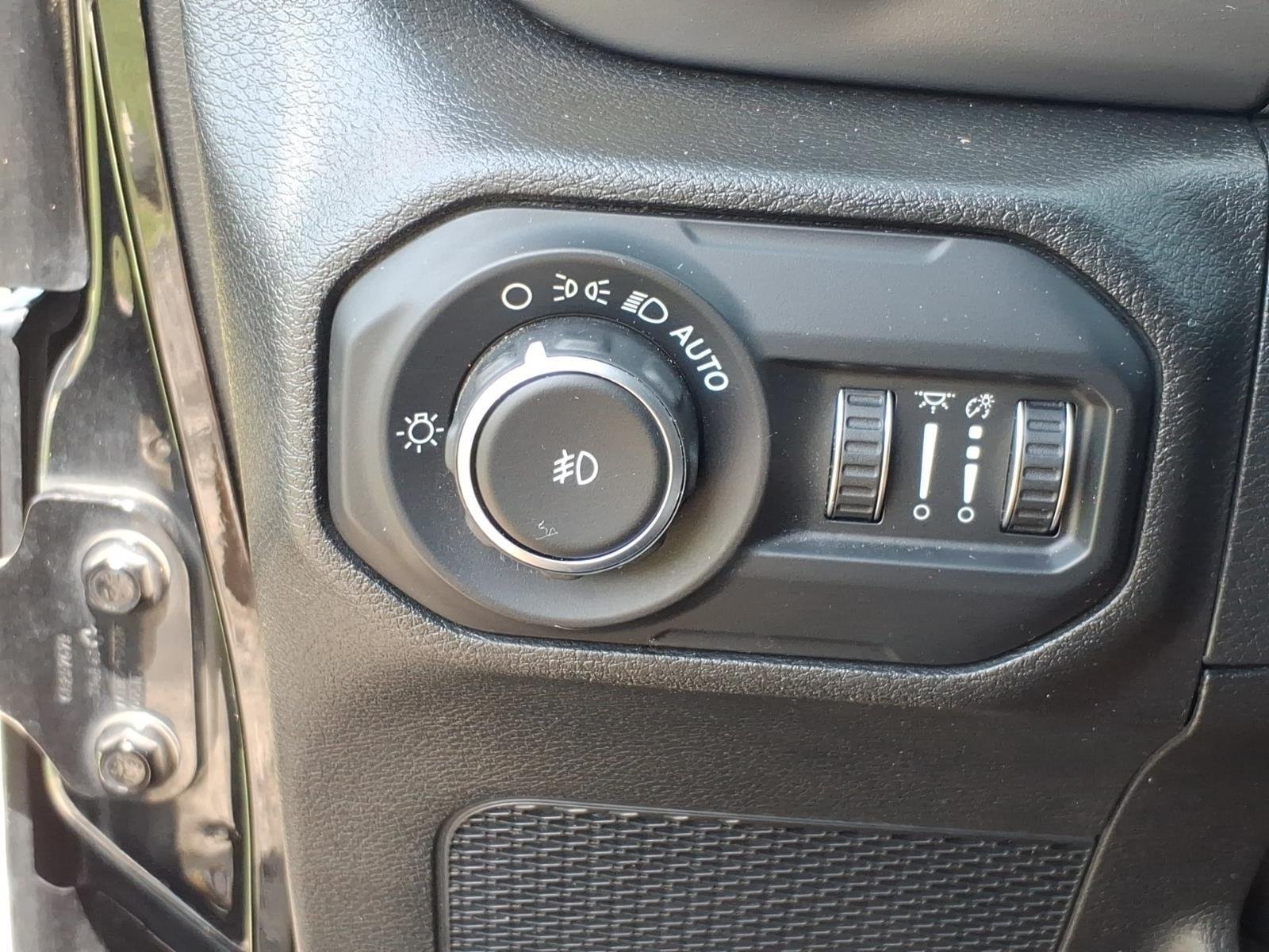 Used 2018 Black Clearcoat Jeep Sport S image 17