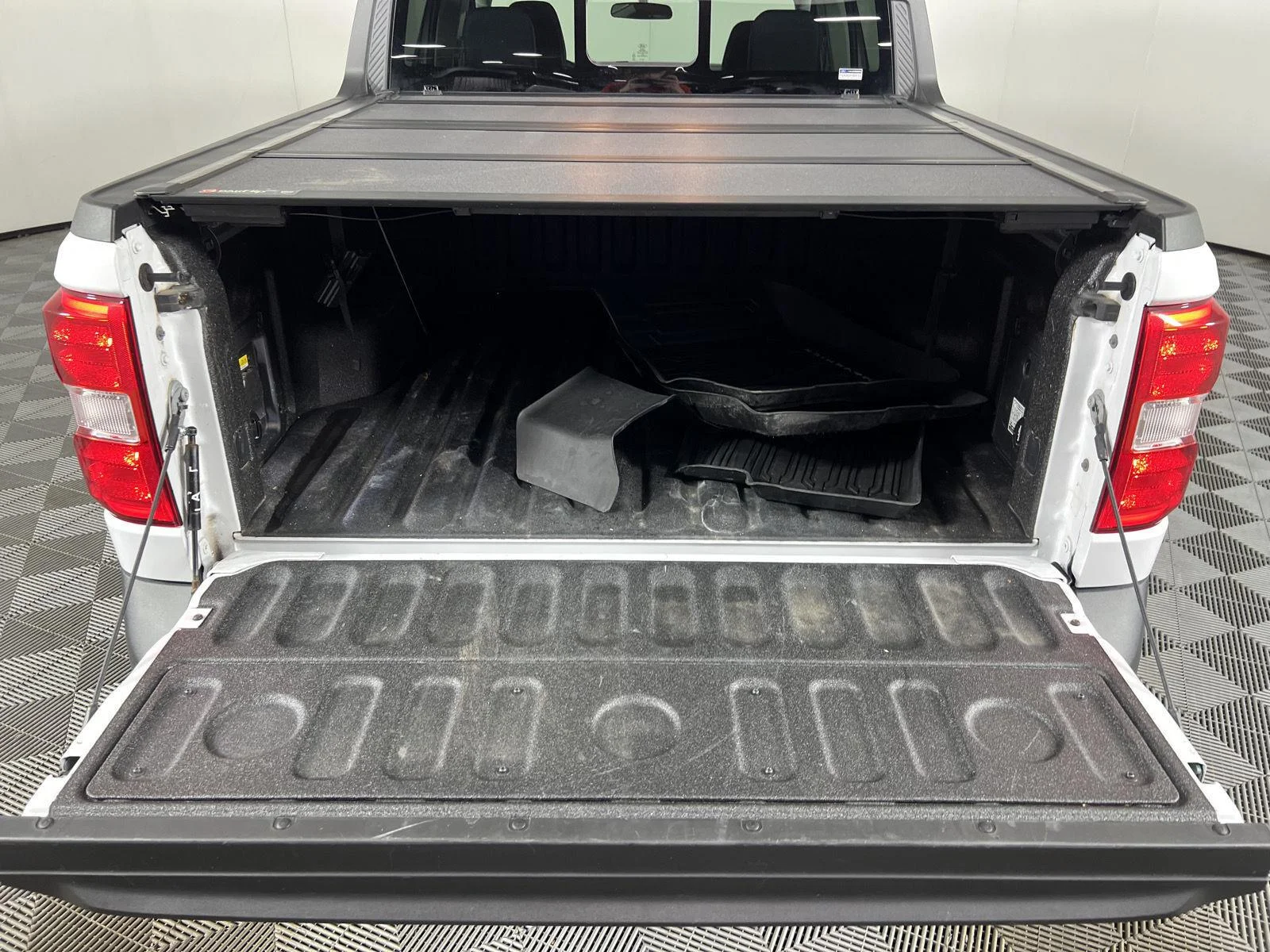 Used 2024 Oxford White Ford LARIAT image 11