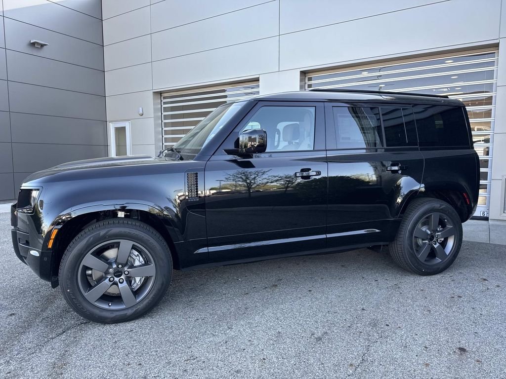 New 2026 Santorini Black Land Rover X-Dynamic SE image 3