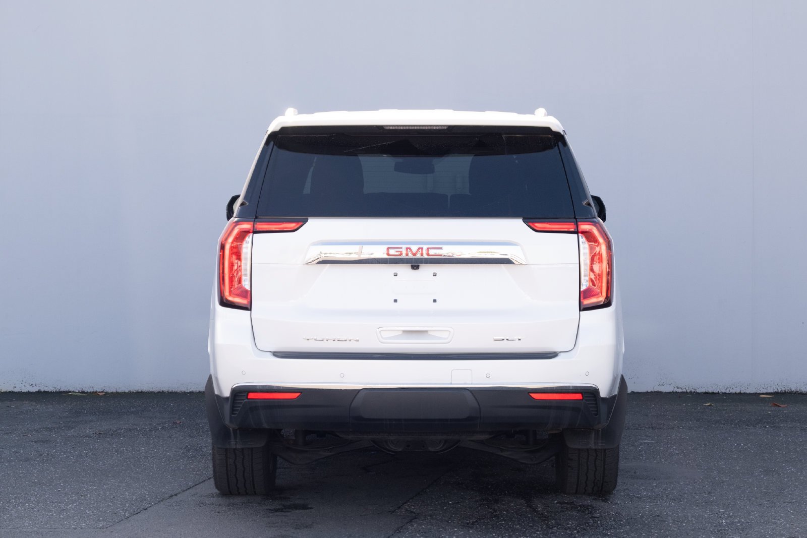 Used 2024 White Frost Tricoat GMC SLT image 25