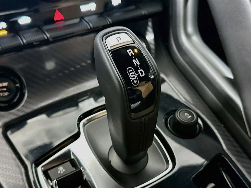 Used 2016  Jaguar R image 18
