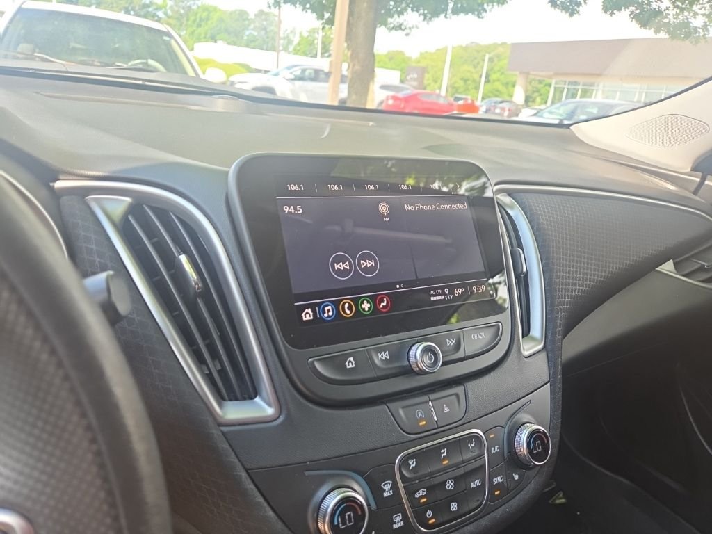 Used 2025 White Chevrolet LT image 18