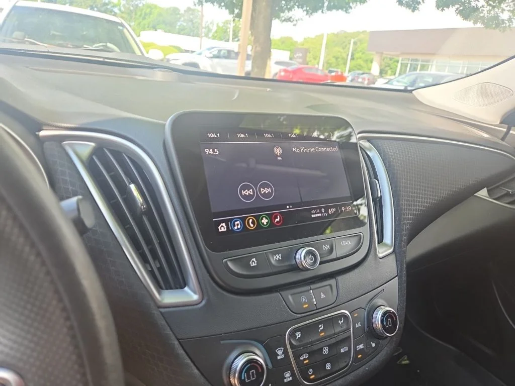 Used 2025 White Chevrolet LT image 18