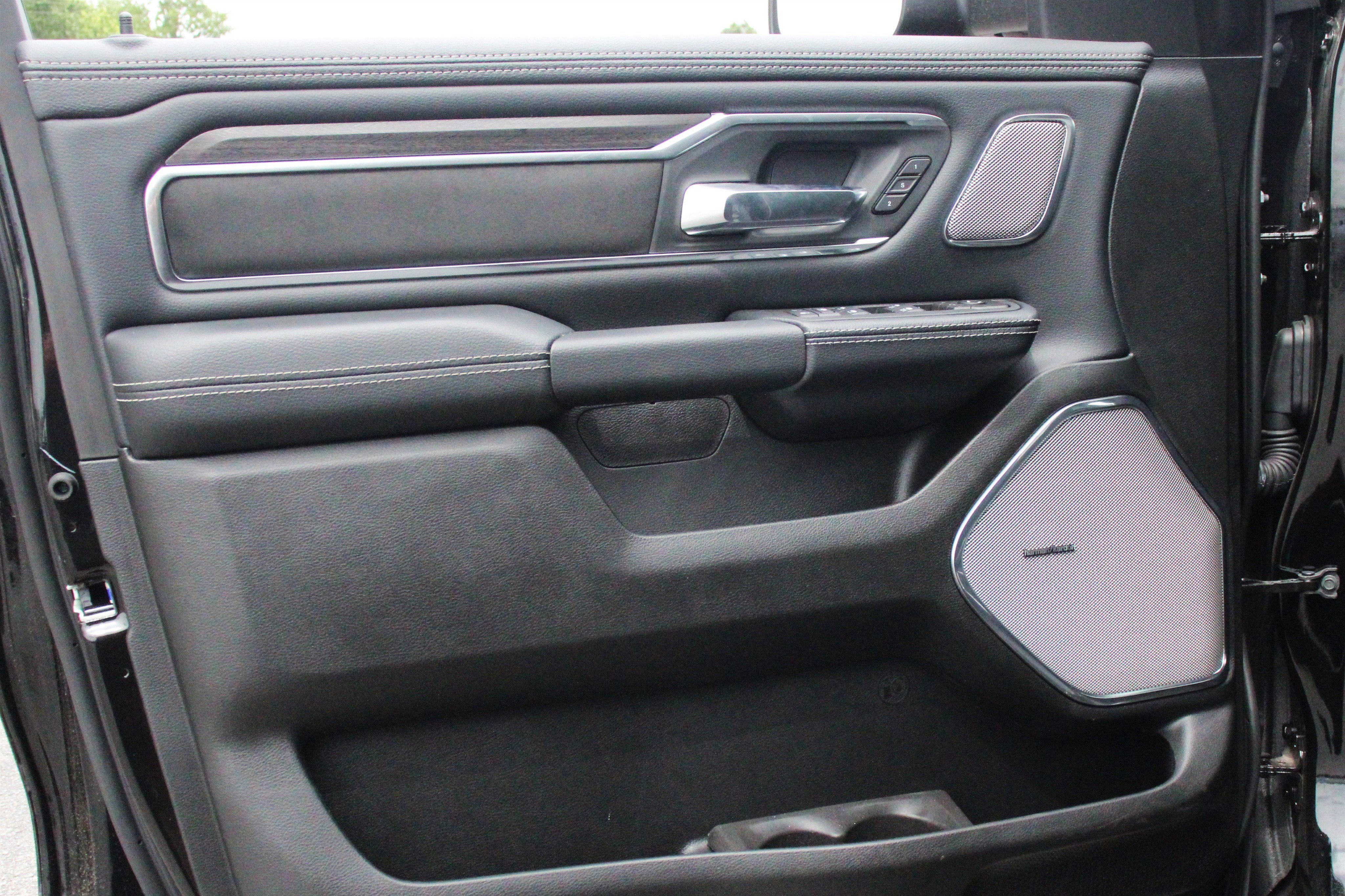 New 2026 Diamond Black Crystal Pearl-Coat Exterior Paint RAM Laramie image 6
