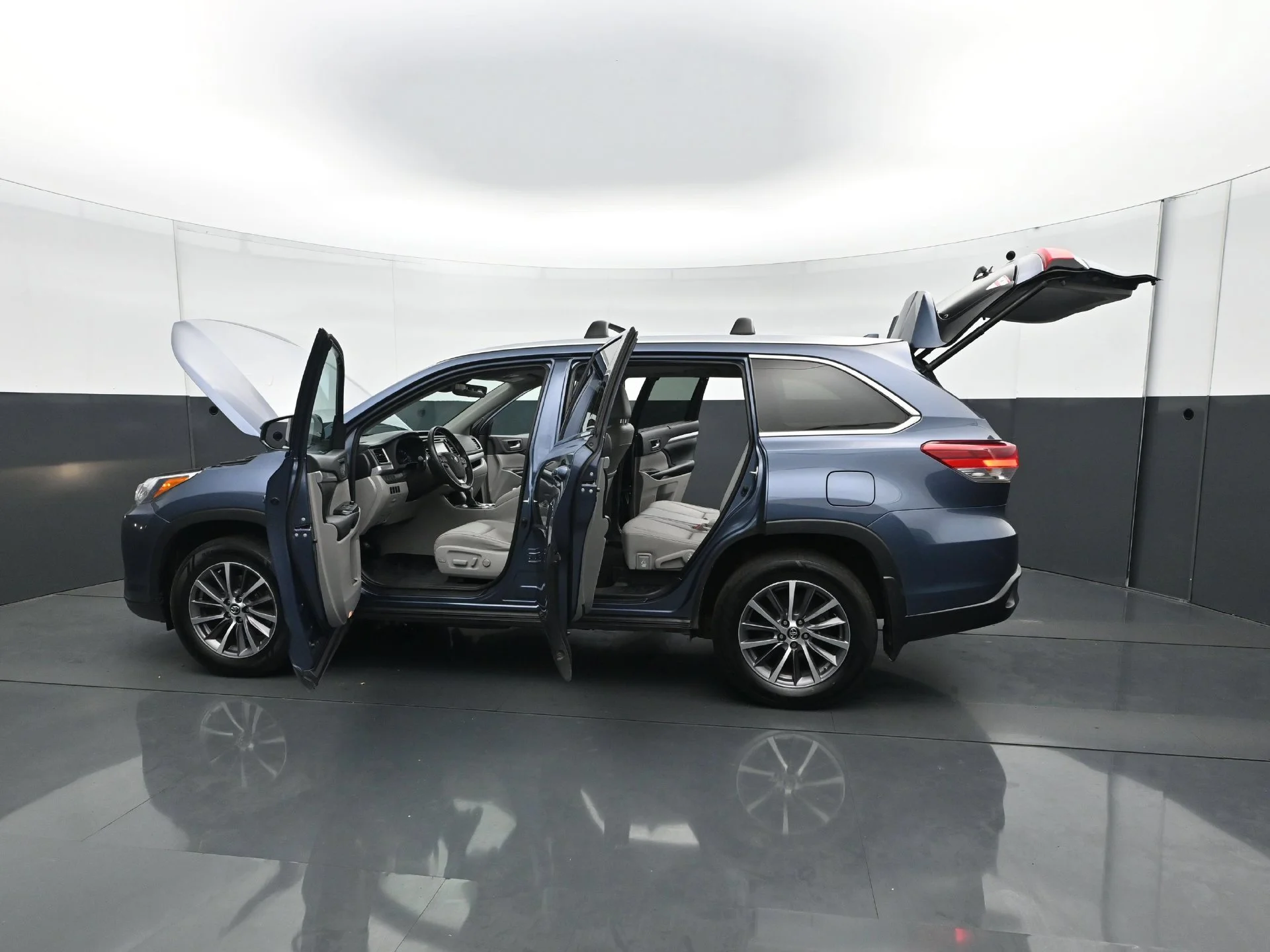 Used 2019  Toyota SE image 31