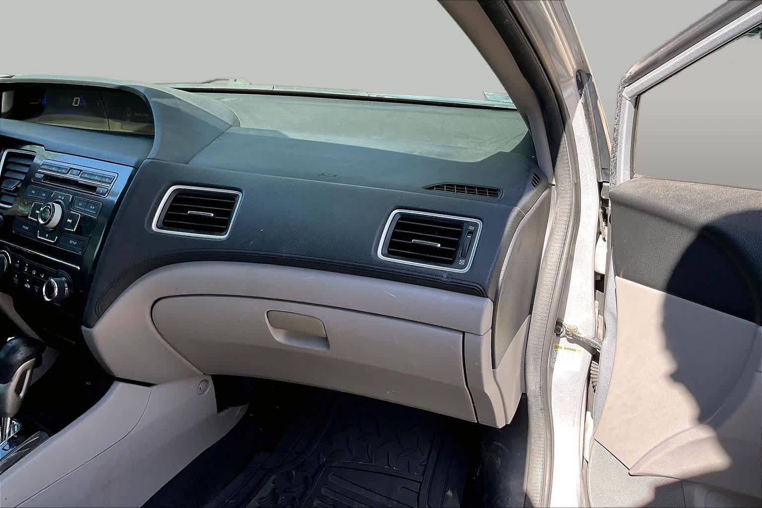 Used 2013 Alabaster Silver Metallic Honda LX image 15