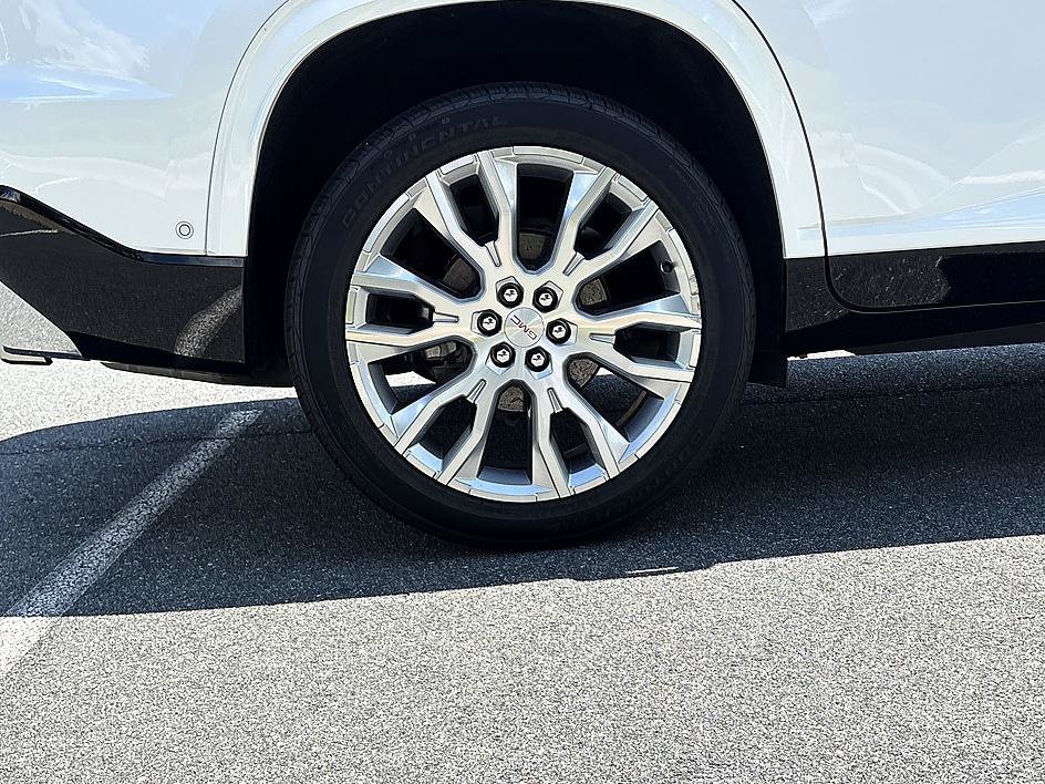 Used 2024 White Frost Tricoat GMC FWD Denali image 12