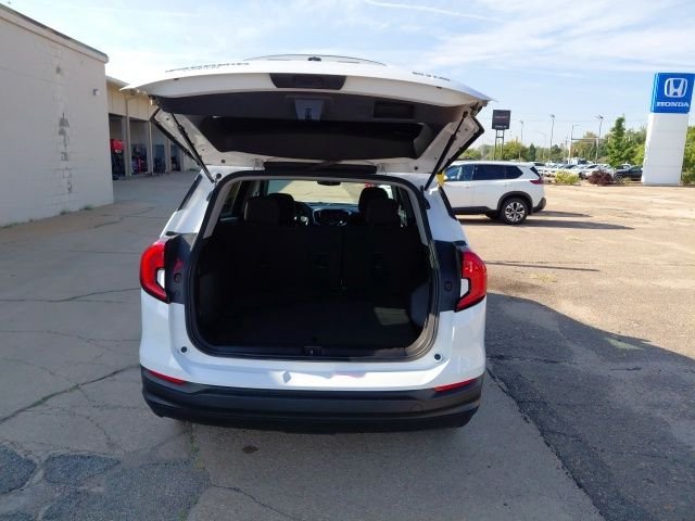 Used 2024 White GMC SLE image 34