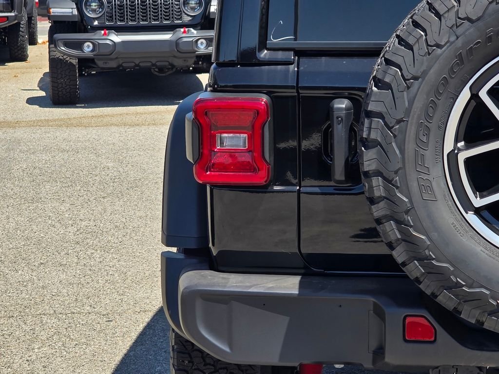 New 2026 Black Clear-Coat Exterior Paint Jeep Rubicon image 6