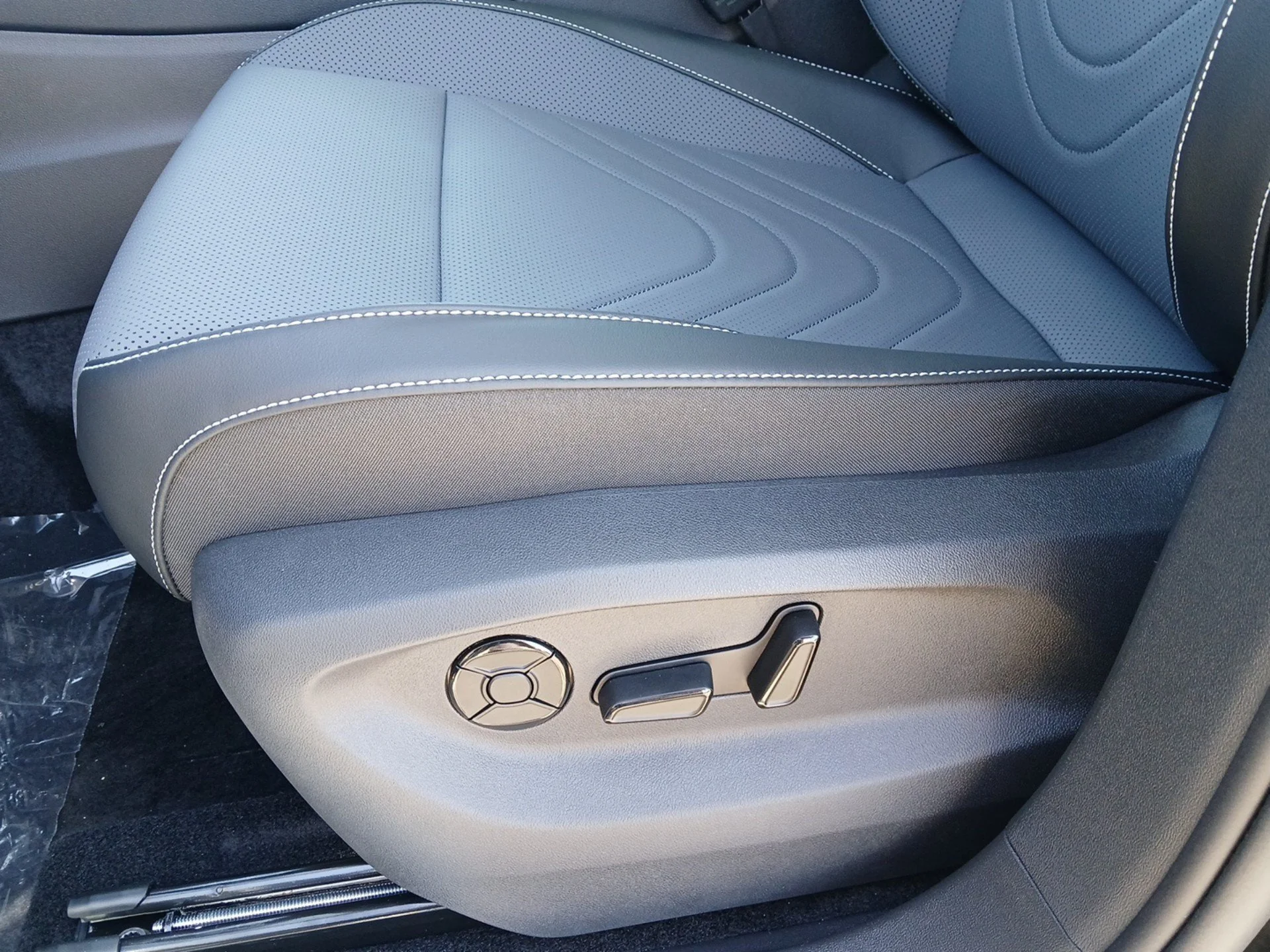 New 2026 Deep Black Pearl Volkswagen SE image 19