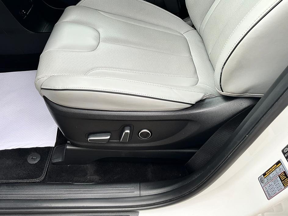 Used 2023 White Hyundai SEL image 17