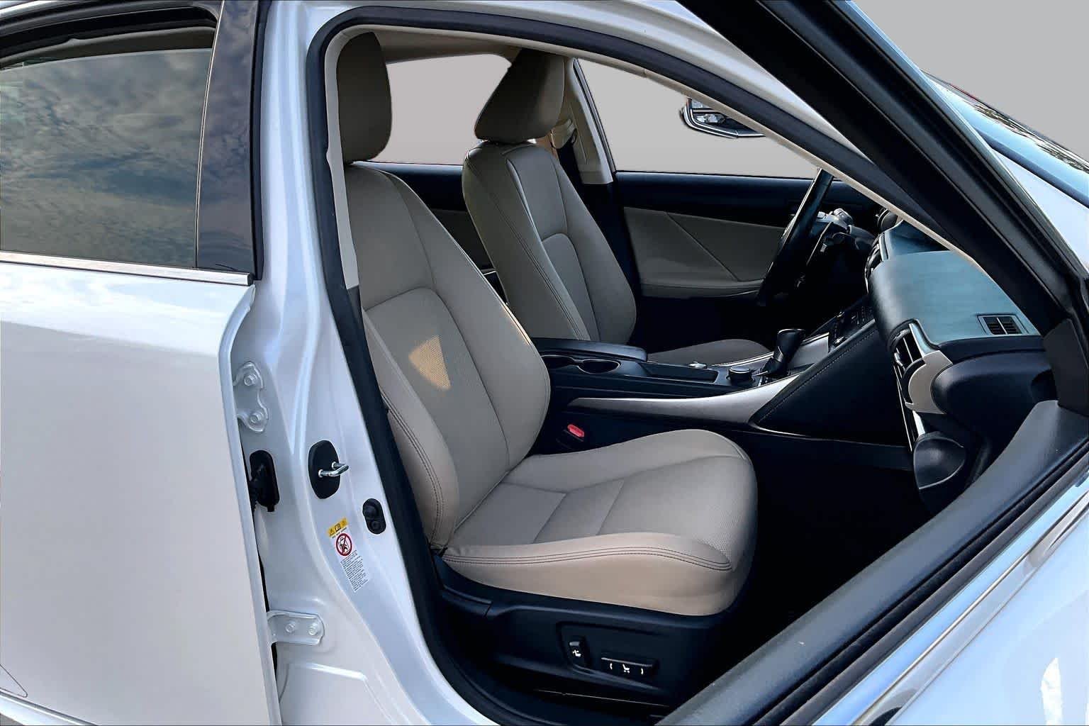 Used 2018 Eminent White Pearl Lexus  image 9