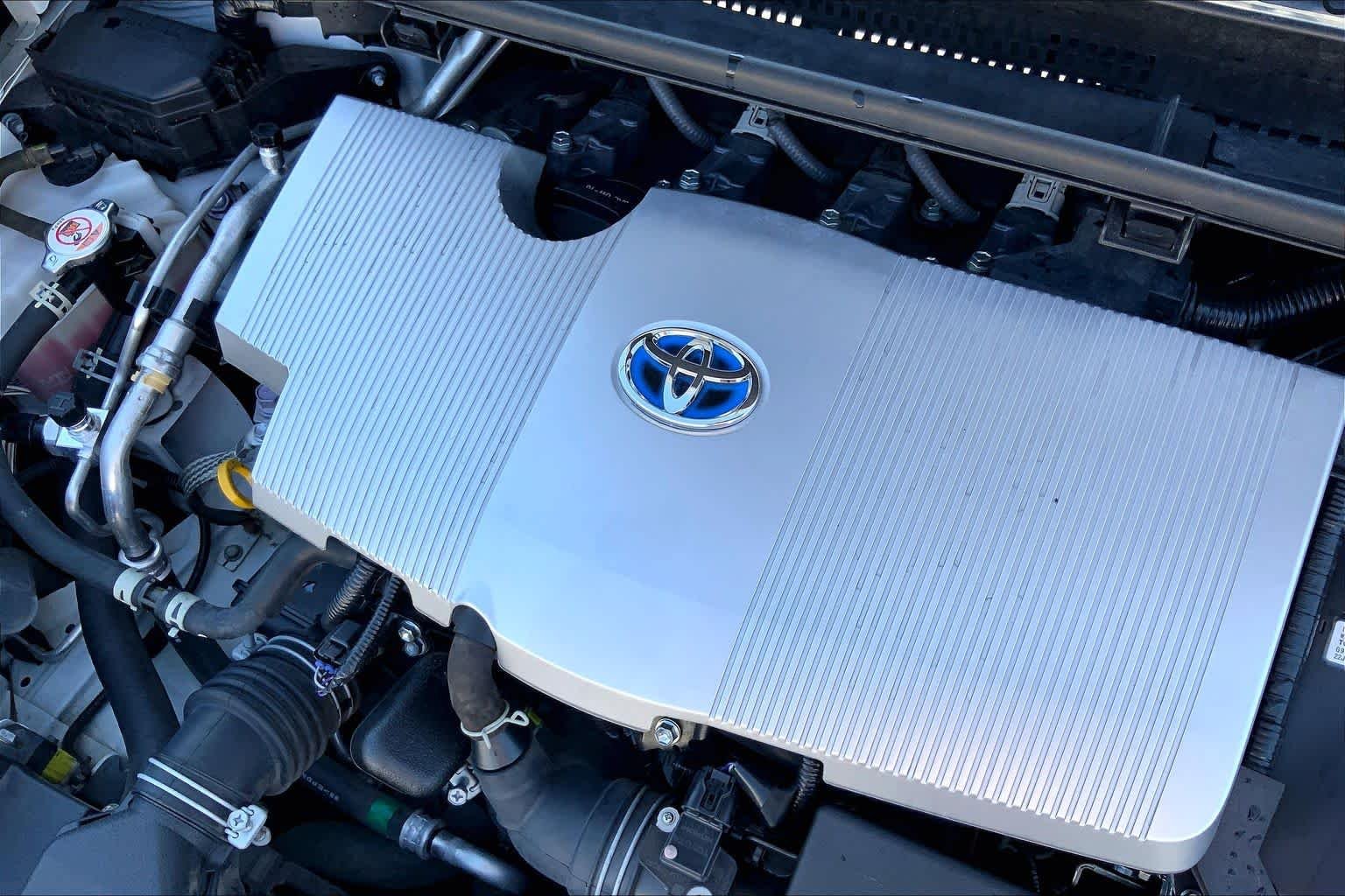 Used 2022 White Toyota LE image 32