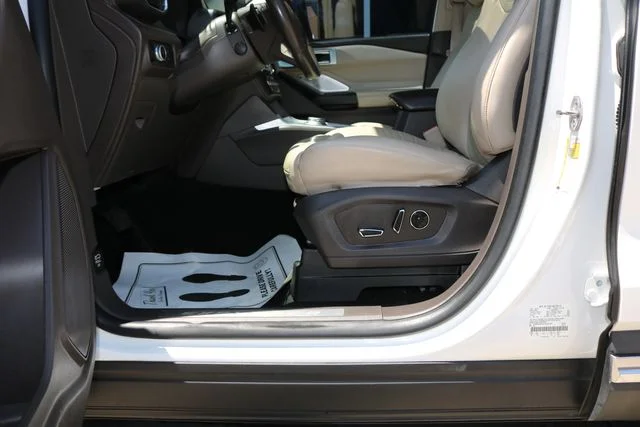 Used 2020 White Metallic Ford Platinum image 8