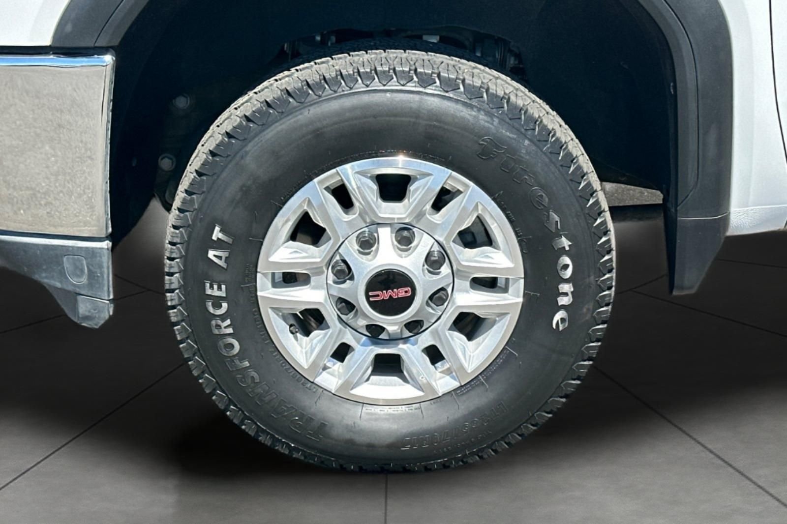 Used 2022 White GMC SLE image 26