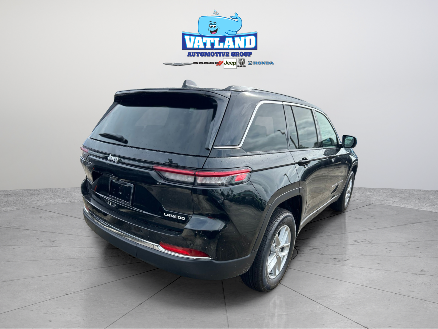New 2026 Diamond Black Crystal Pearl-Coat Exterior Paint Jeep Laredo X image 5