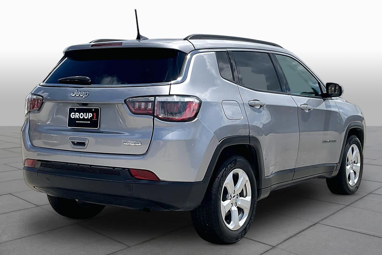 Used 2019 Billet Silver Metallic Clear Coat Jeep Latitude image 13