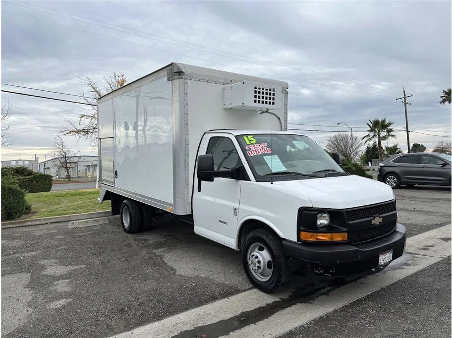 Used 2015 Summit White Chevrolet Cutaway Van 2D image 2
