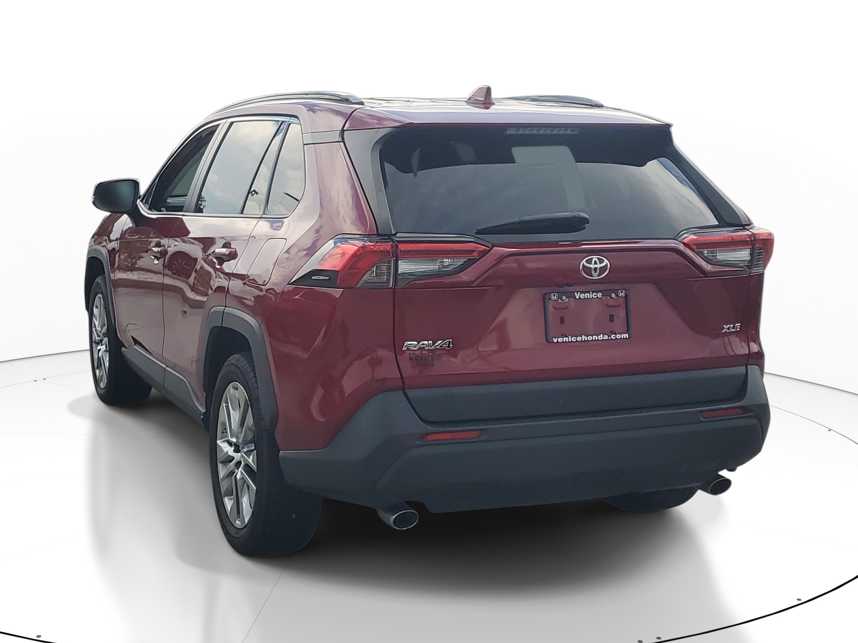Used 2019 Pearl Toyota XLE Premium image 4