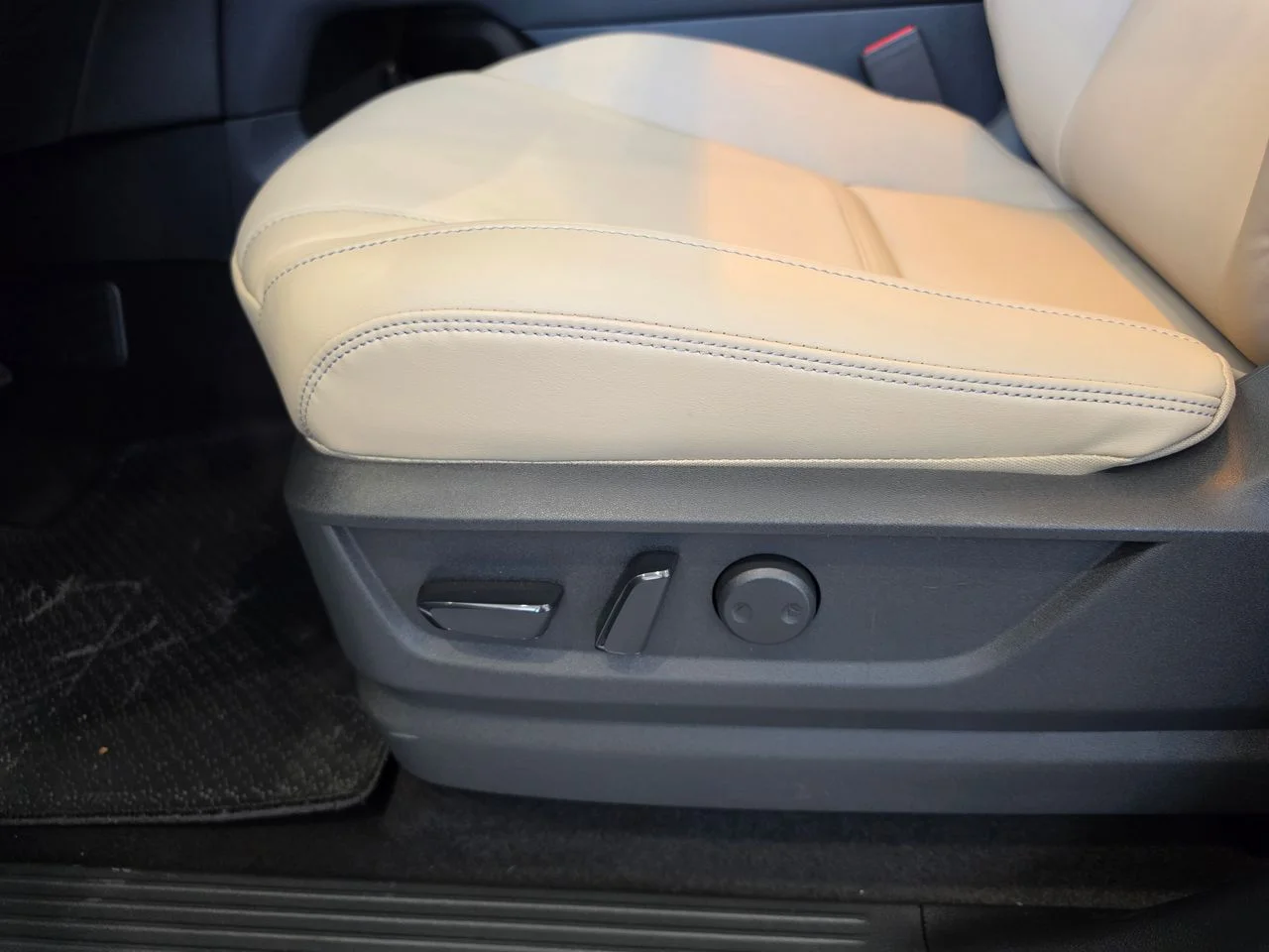 New 2026 RADIANT WHITE INFINITI Pure 4WD image 14