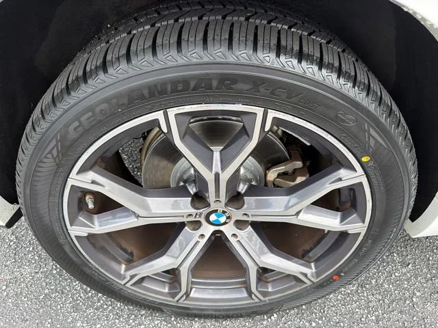 Used 2021 White BMW sDrive40i image 17
