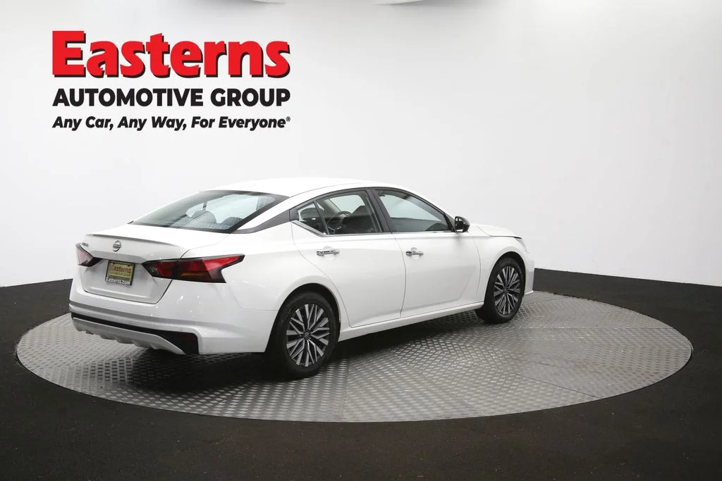 Used 2025 White Nissan 2.5 SV image 38