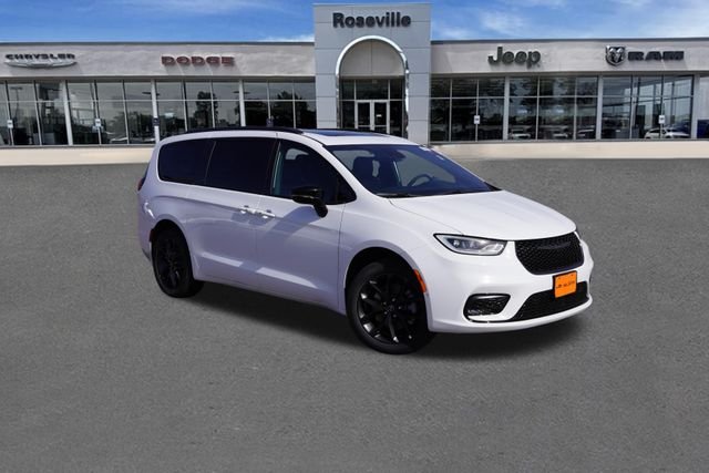 2026 Chrysler Pacifica Limited AWD's photo