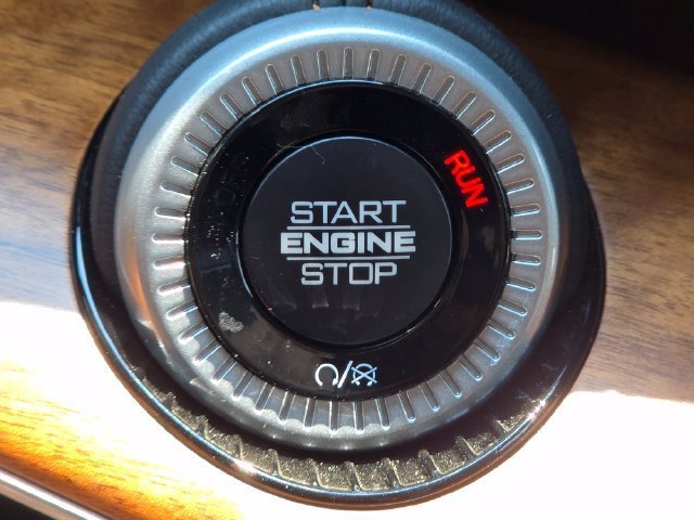 New 2026 Silver-Zynith Exterior Paint Jeep Summit Reserve image 24