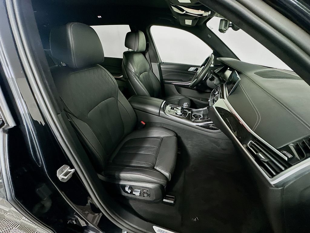 Used 2022 Black Sapphire Metallic BMW M50i image 30
