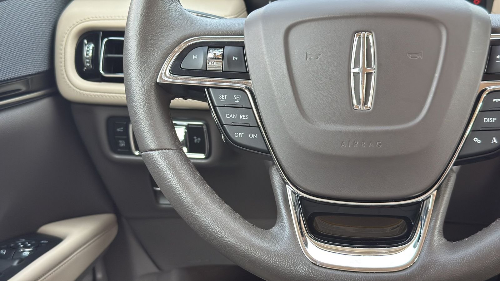 Used 2023 White Lincoln Standard image 16