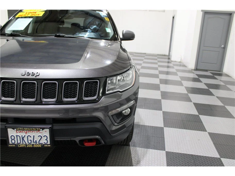 Used 2018 Granite Crystal Metallic Clearcoat Jeep Trailhawk image 8