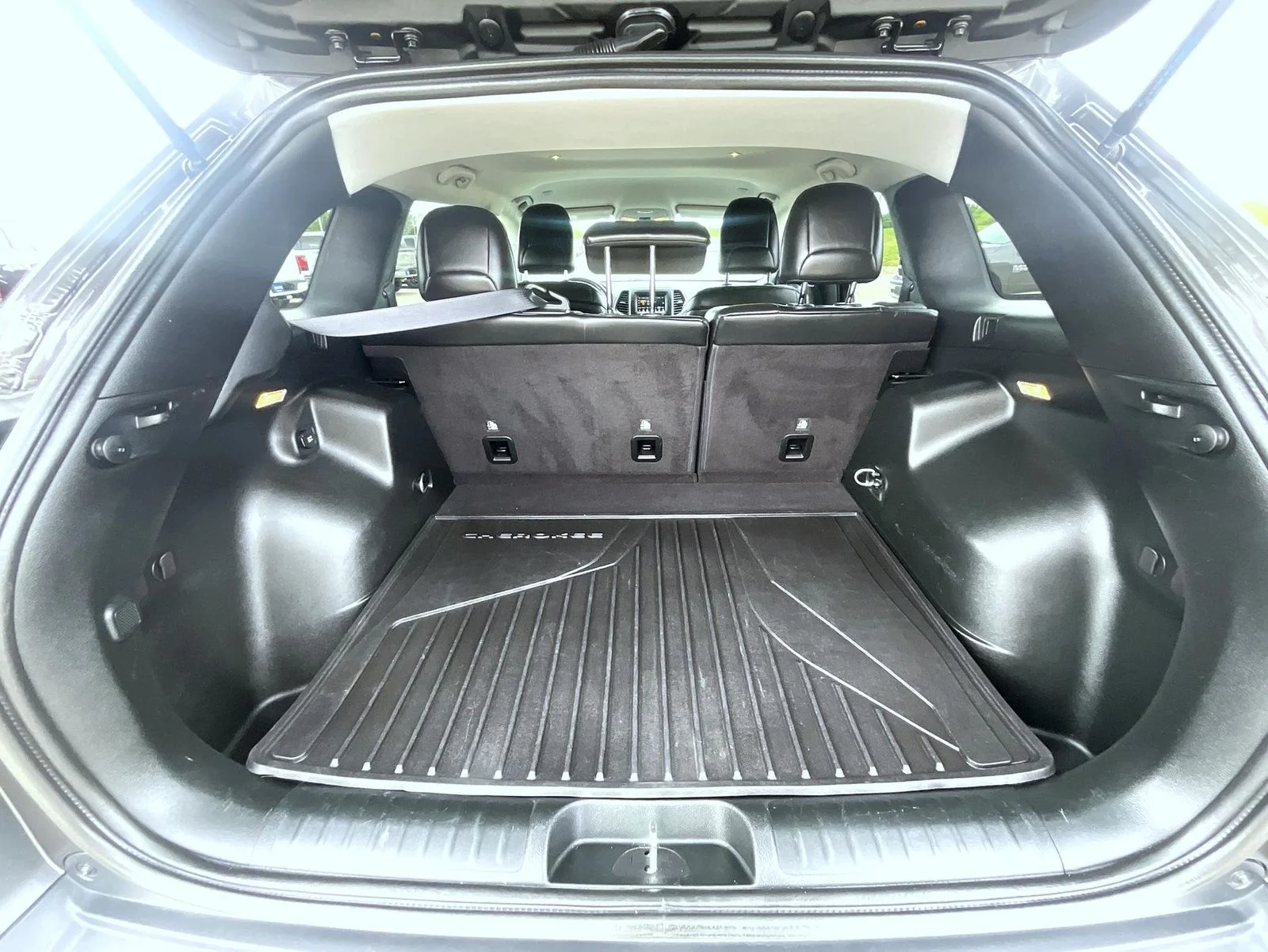 Used 2019 Gray Jeep Latitude Plus image 23