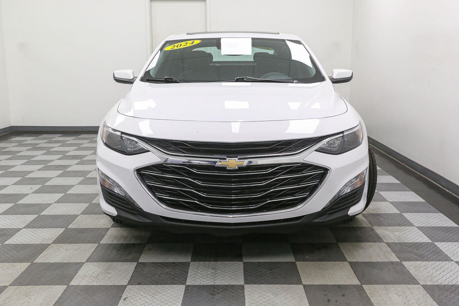 Used 2024 Summit White Chevrolet LT image 3