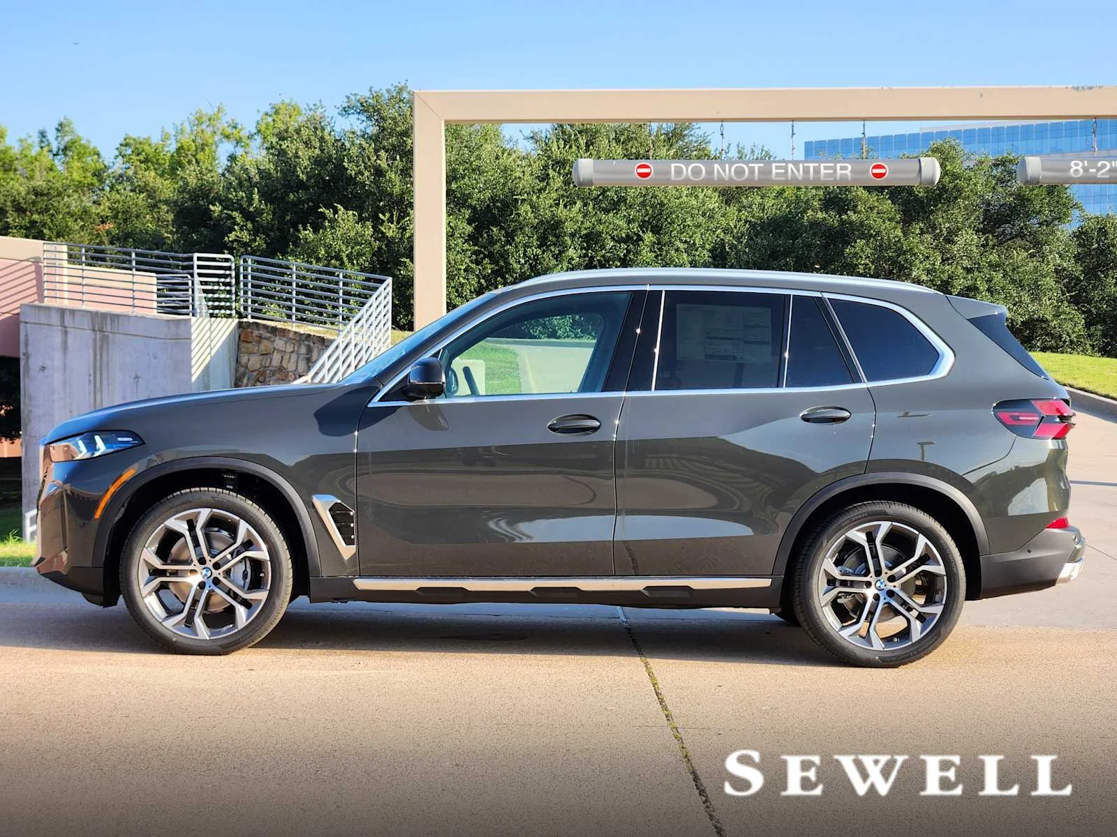 New 2026 Dravit Grey Metallic BMW xDrive40i image 2