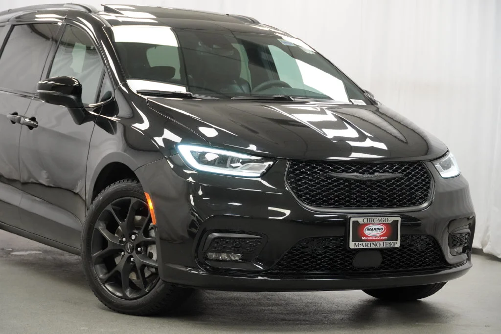 Used 2023 Black Chrysler Touring L image 7