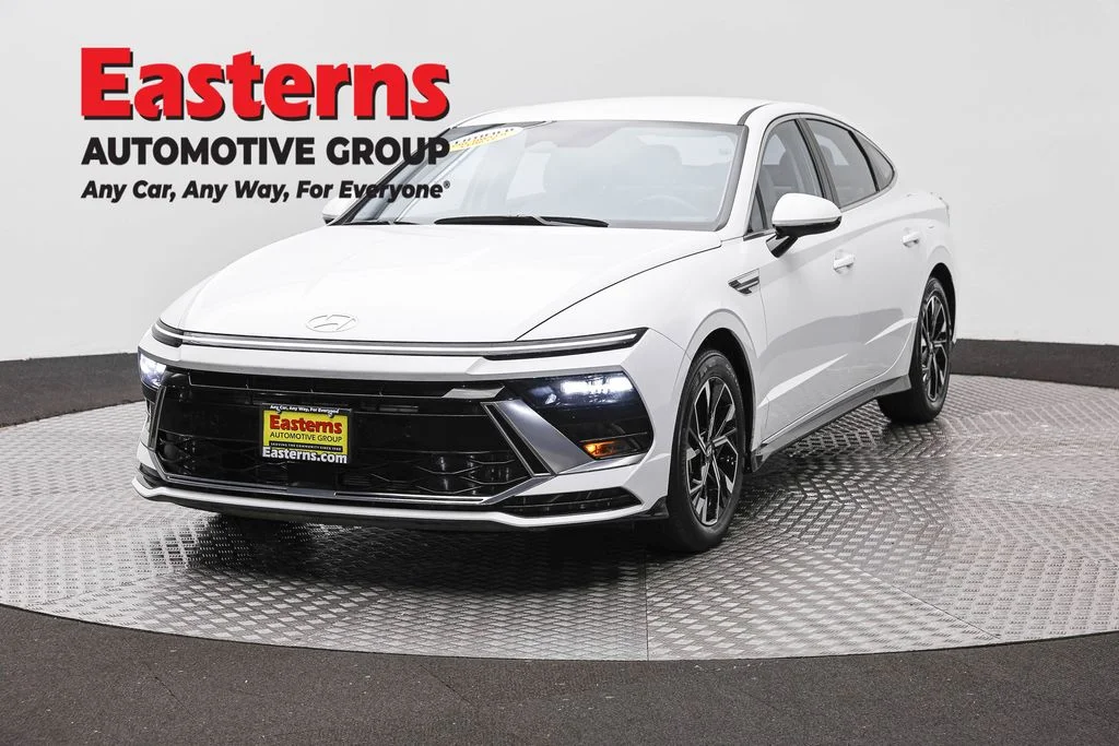 Used 2025 White Hyundai SEL image 1