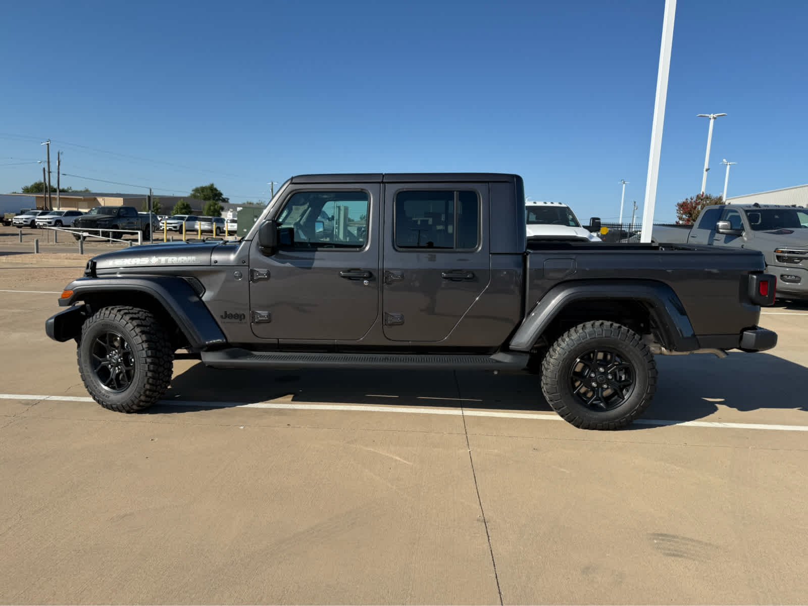 New 2026 Granite Crystal Metallic Clearcoat Jeep Texas Trail image 9