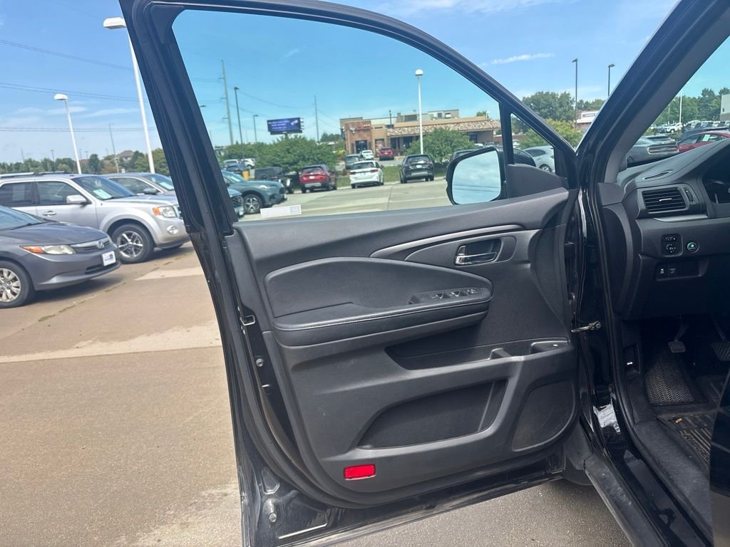 Used 2019 Black Honda RTL-T image 9