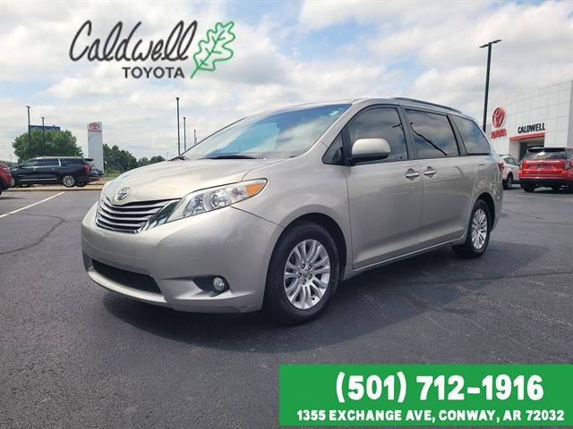 2017 Toyota Sienna XLE Premium V6 8-Passenger's photo