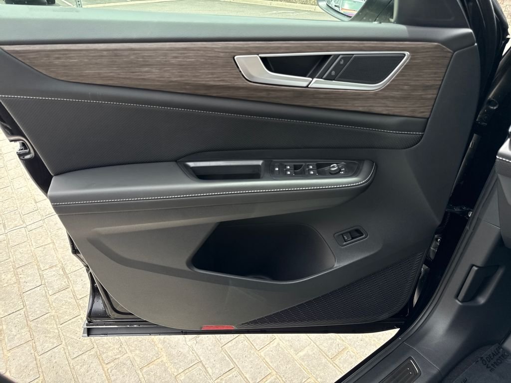 New 2026 Deep Black Pearl Volkswagen 2.0T SEL image 19