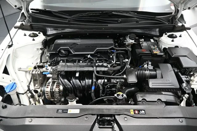 Used 2025 White Hyundai SEL Convenience image 38