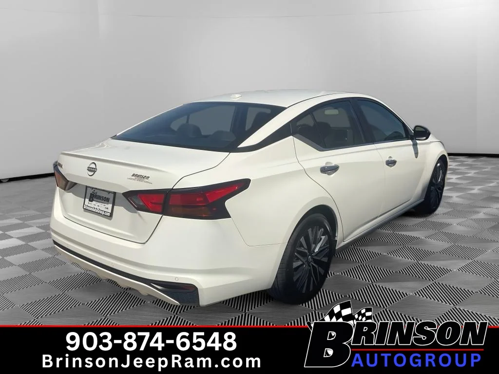 Used 2025 Glacier White Nissan SV image 7
